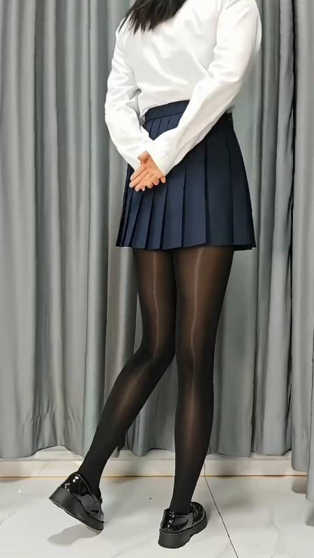 黑色光泽丝袜搭配黑色小皮鞋jk短裙你们觉得好看吗