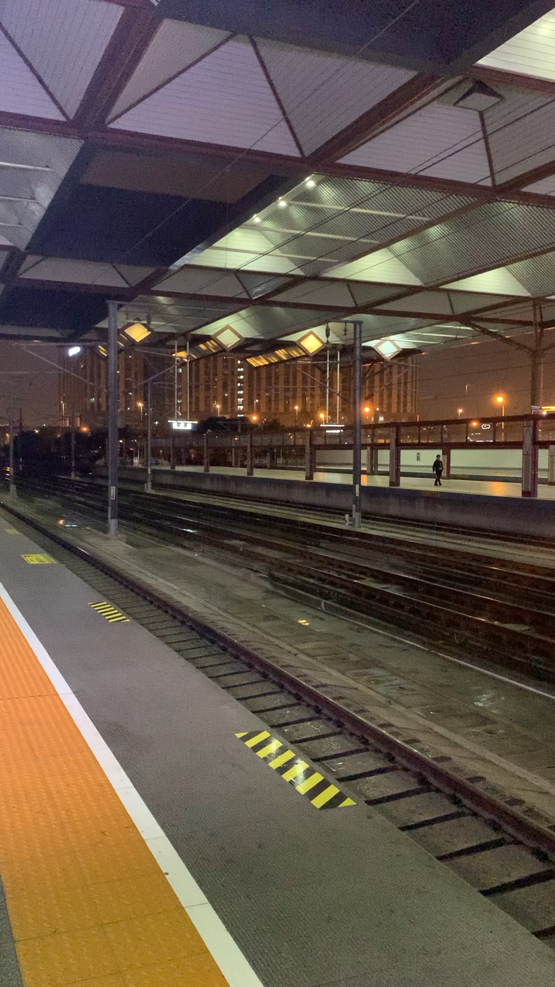 深夜的苏州火车站站台