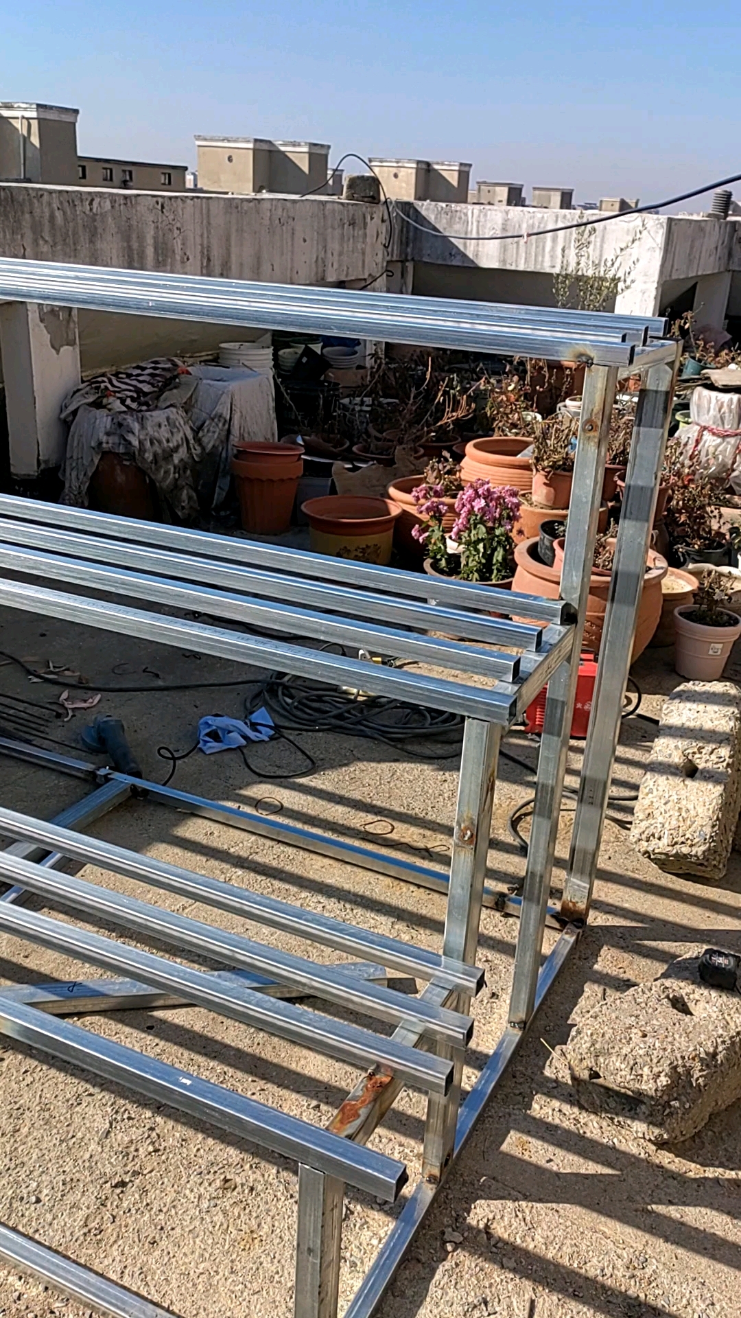 花架正在焊接中