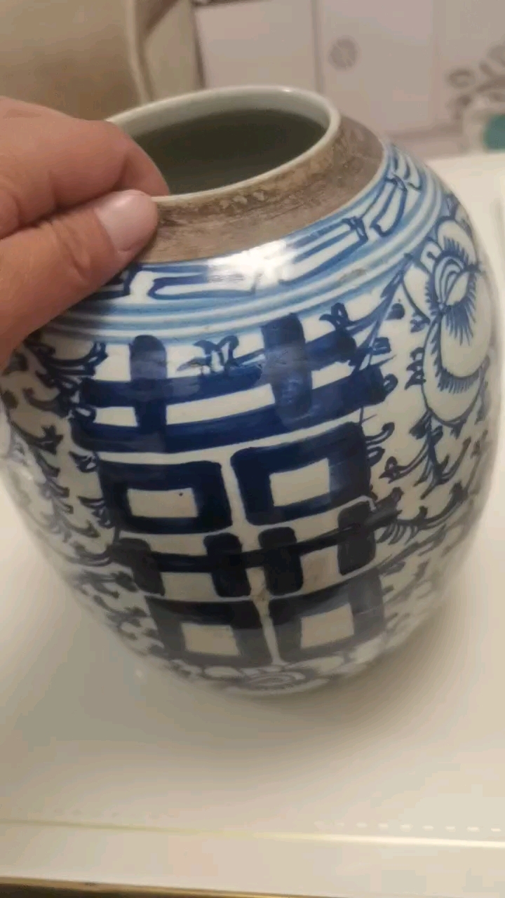 青花缠枝莲喜字罐!大神们看一下开门不!有喜欢的吗?