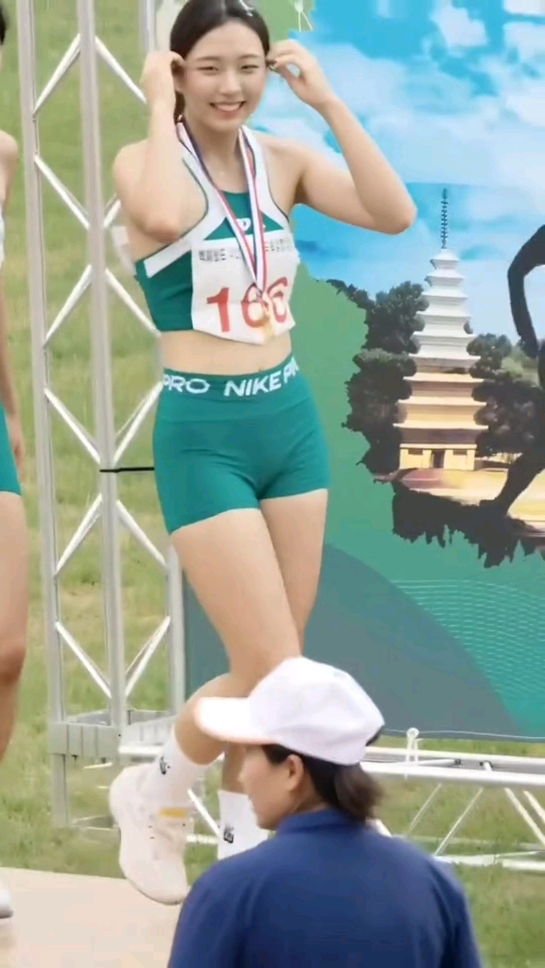 田径比赛,韩国美女选手上台领奖了