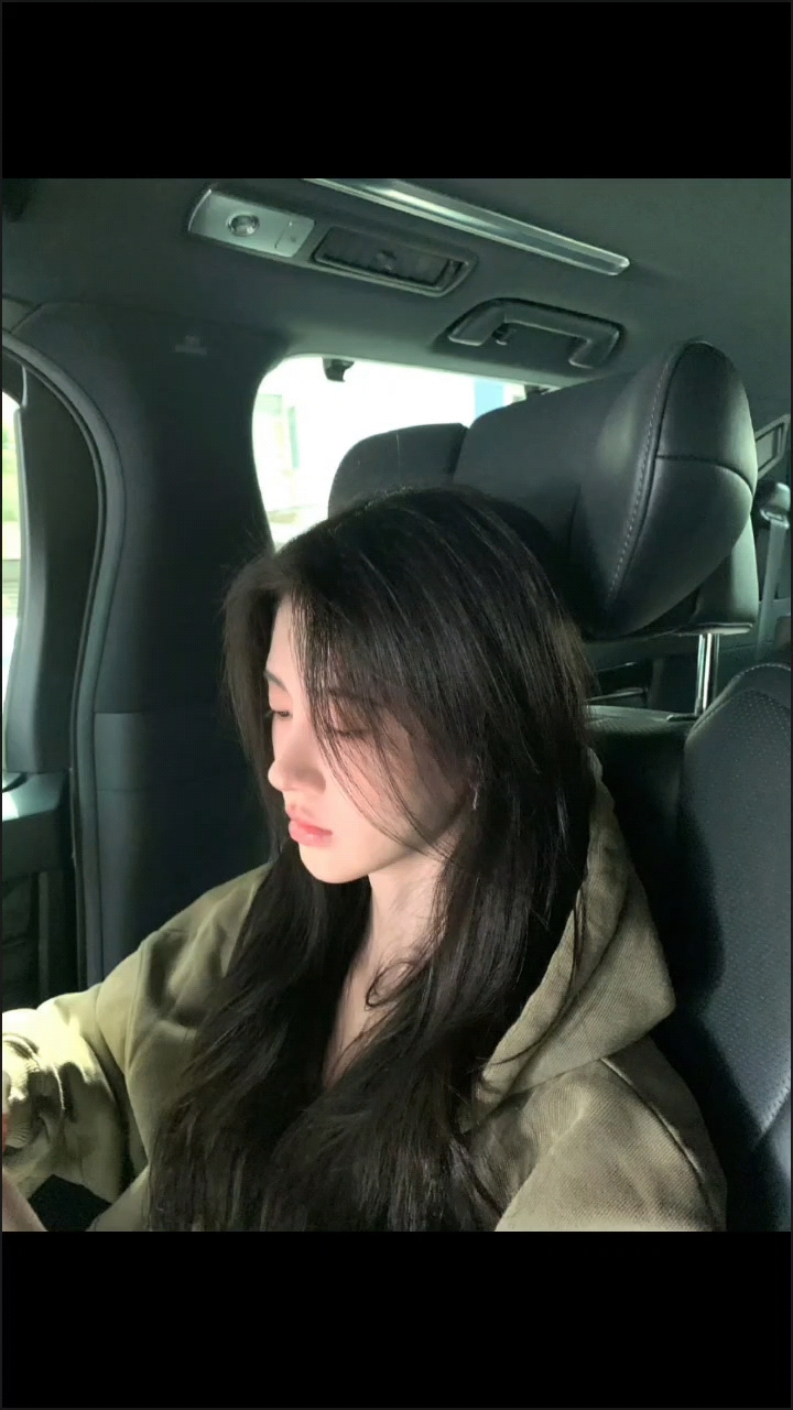 鞠婧祎在车上发图片咯