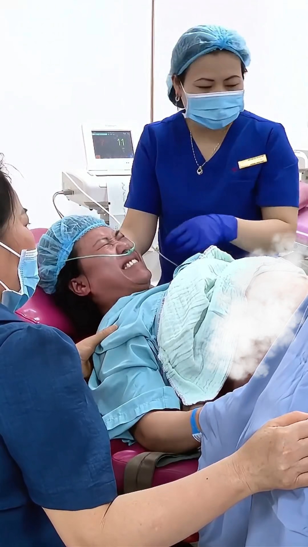 记录外国孕妈分娩过程,宫缩来临时痛的撕心裂肺