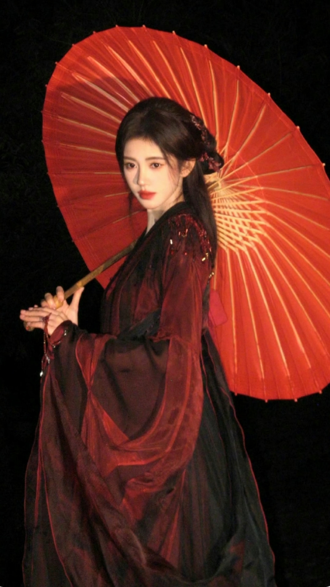 鞠婧祎的红衣撑伞造型,感觉好美呀!