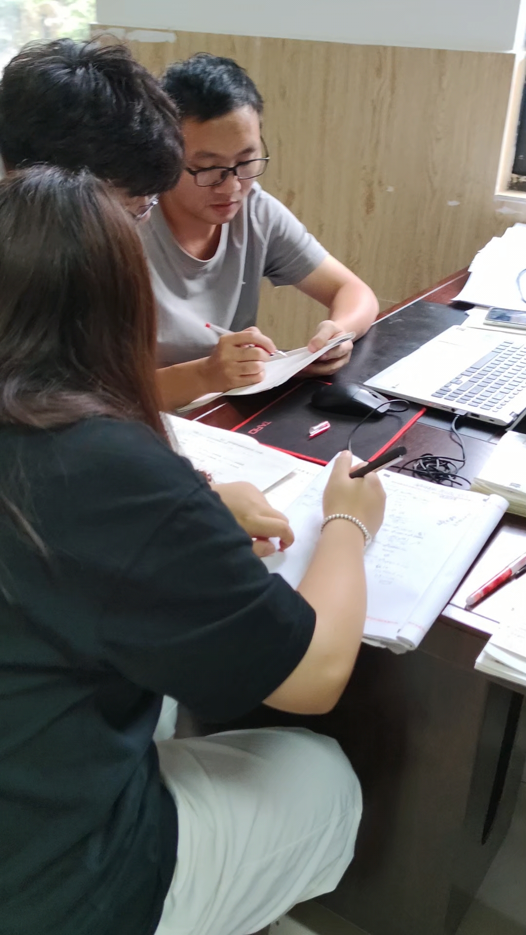老师在办公室教育学生