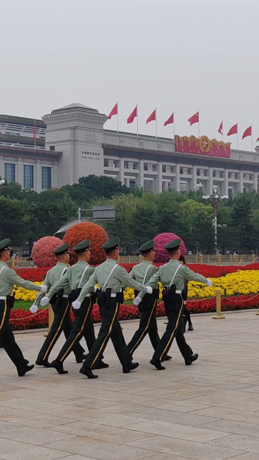天安门广场武警战士执勤巡逻,是一道美丽的风景线.