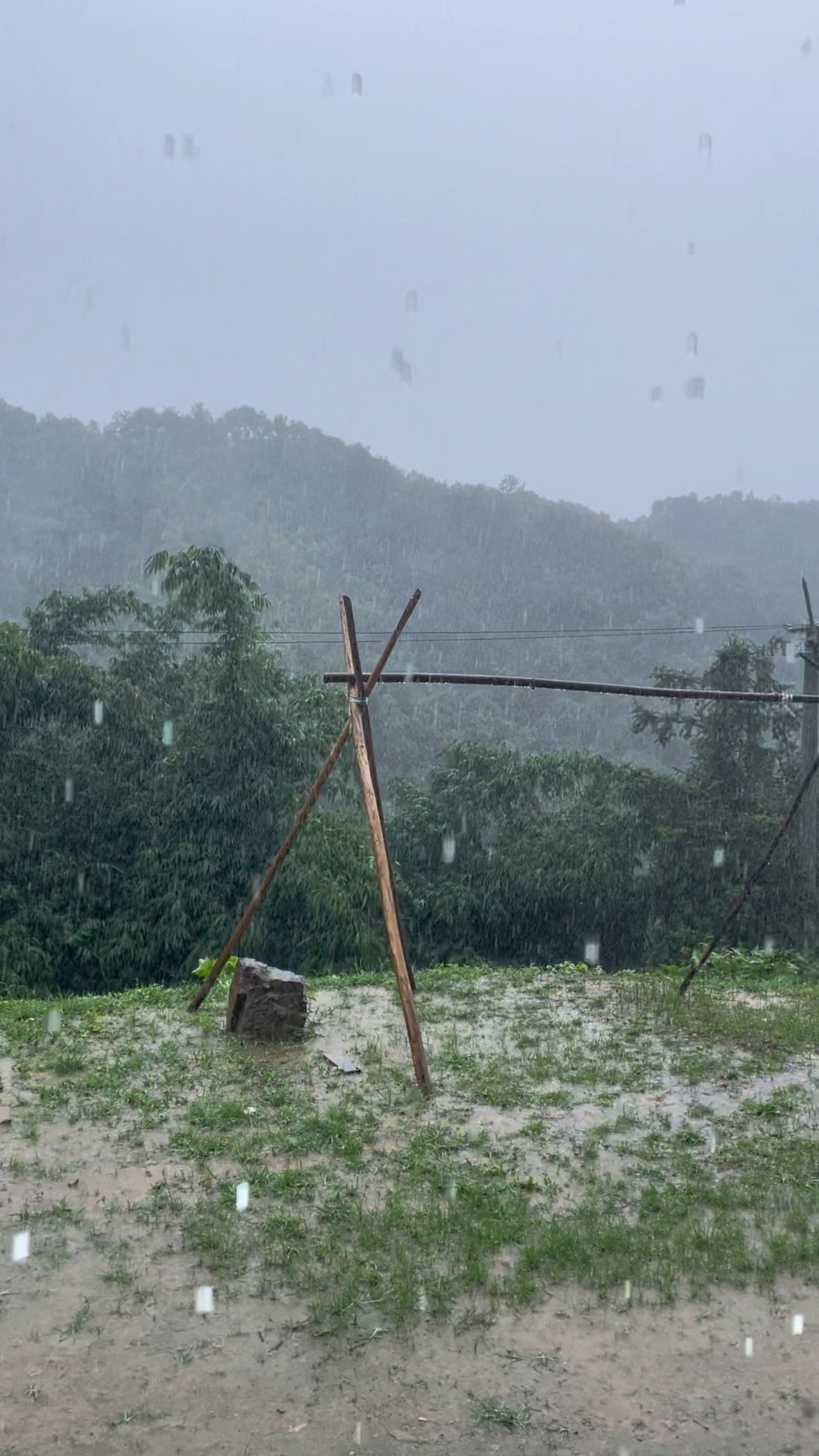 雨后大山图片