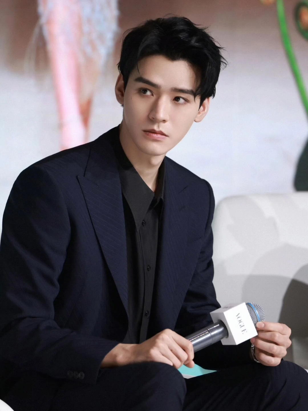 龚俊的帅照,你最喜欢他那一款发型呢?