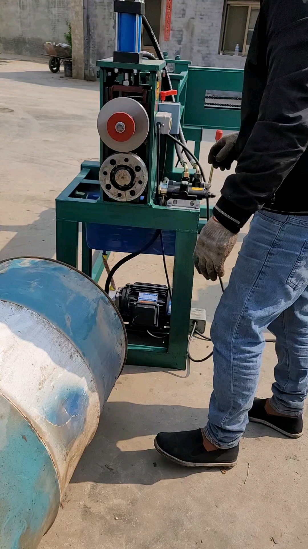 液压卧式油桶切割机,废旧铁桶切盖切身压平一体