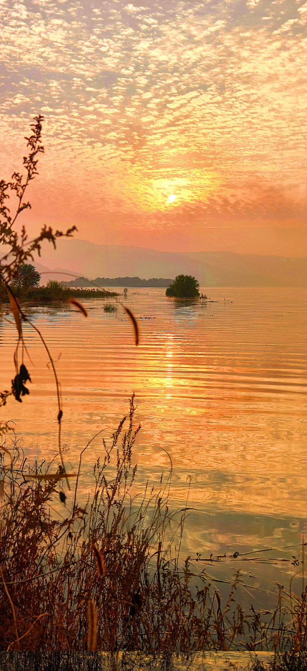 落日熔金,日暮苍山远;青山依旧在,几度夕阳红