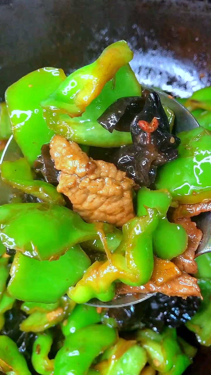 青椒炒肉木耳搭配,食材处理第一部