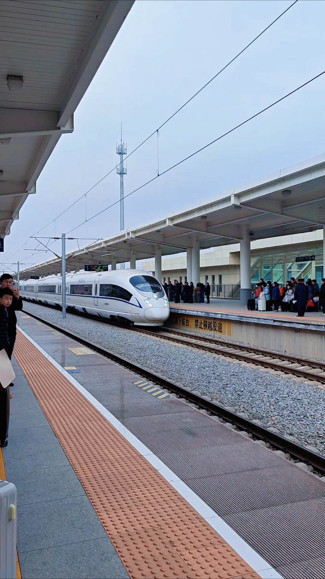 在甘肃第二大城市,天水南站看高铁进站,现在出行太方便了