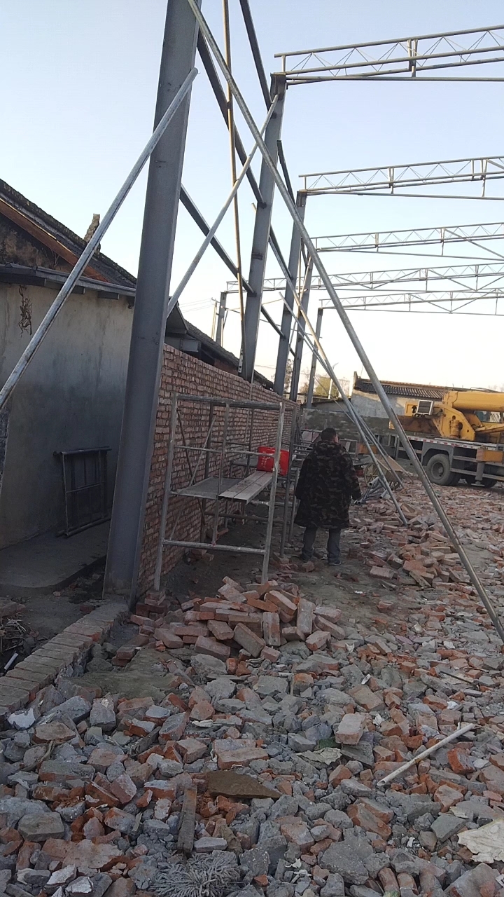 彩钢棚大梁吊装完工