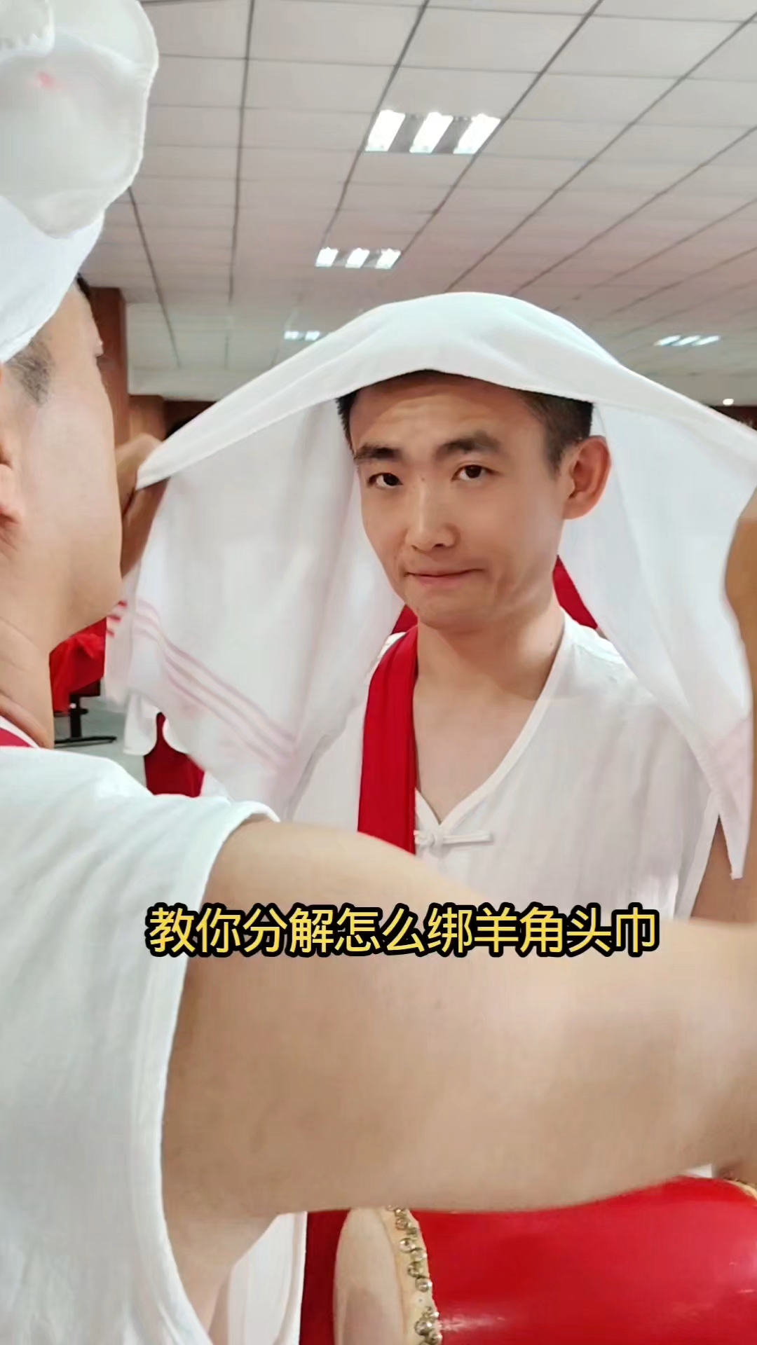 教你怎么分解绑羊角头巾#我要上热门#教你怎么绑羊角头巾