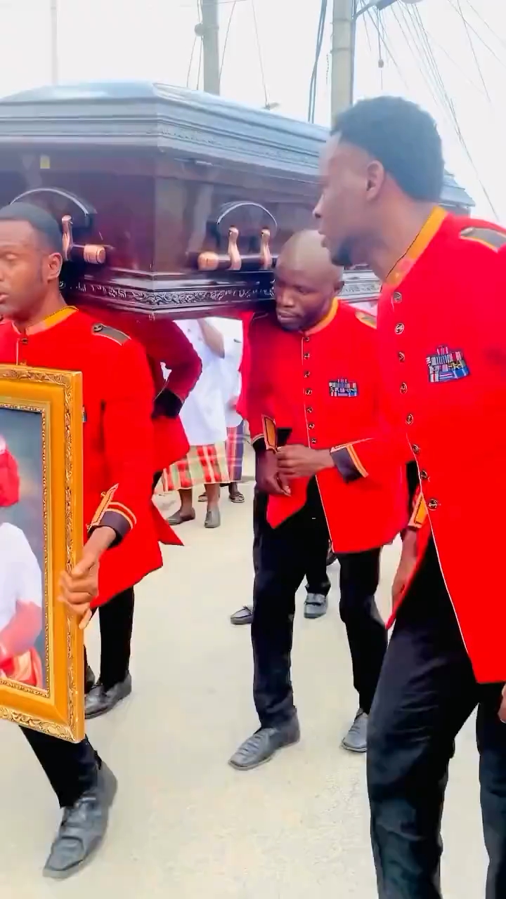 黑人抬棺,这样的抬棺方式还是头一次见,感觉好轻