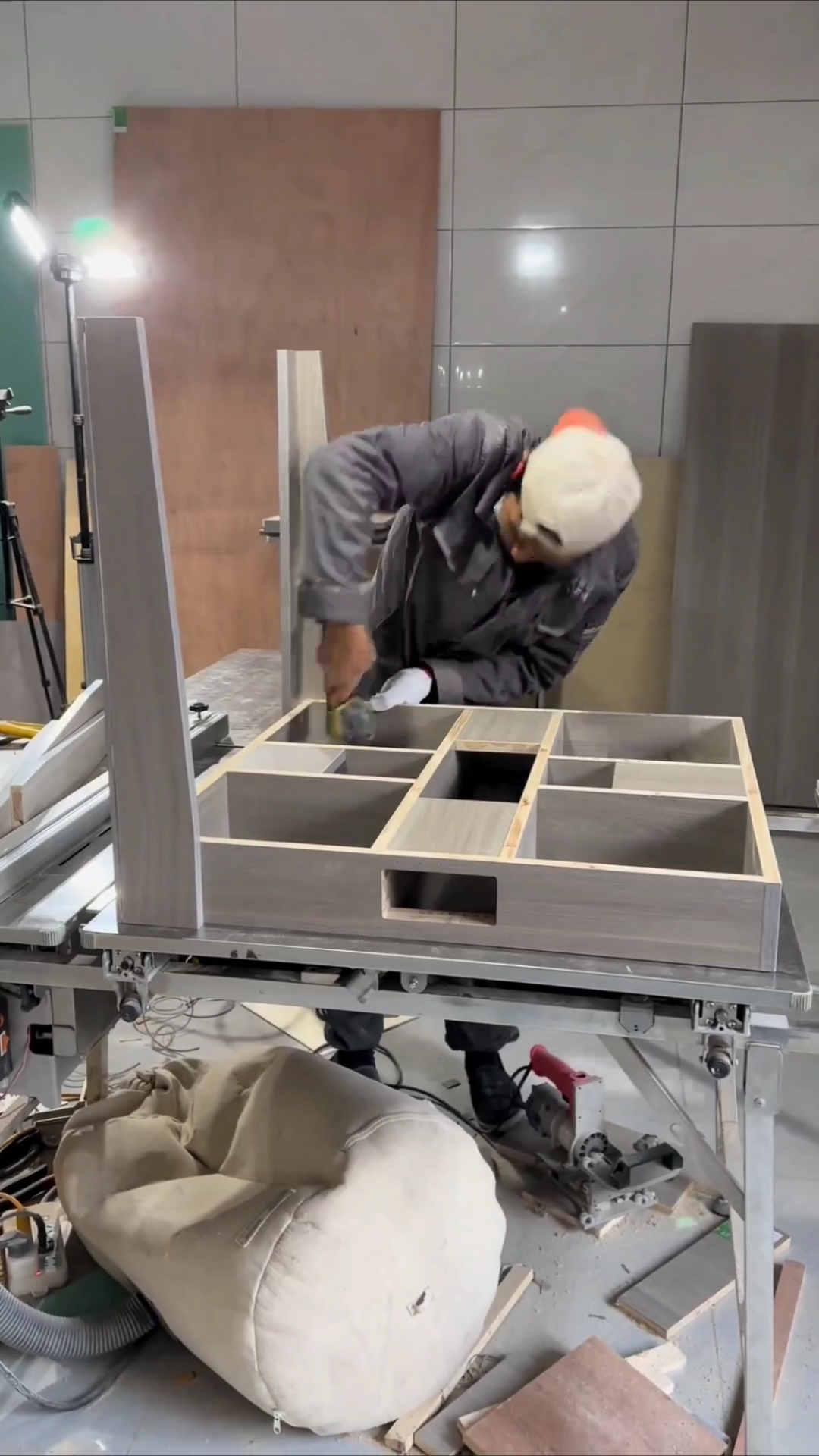 家居装修#木工现场制作带抽屉的桌子