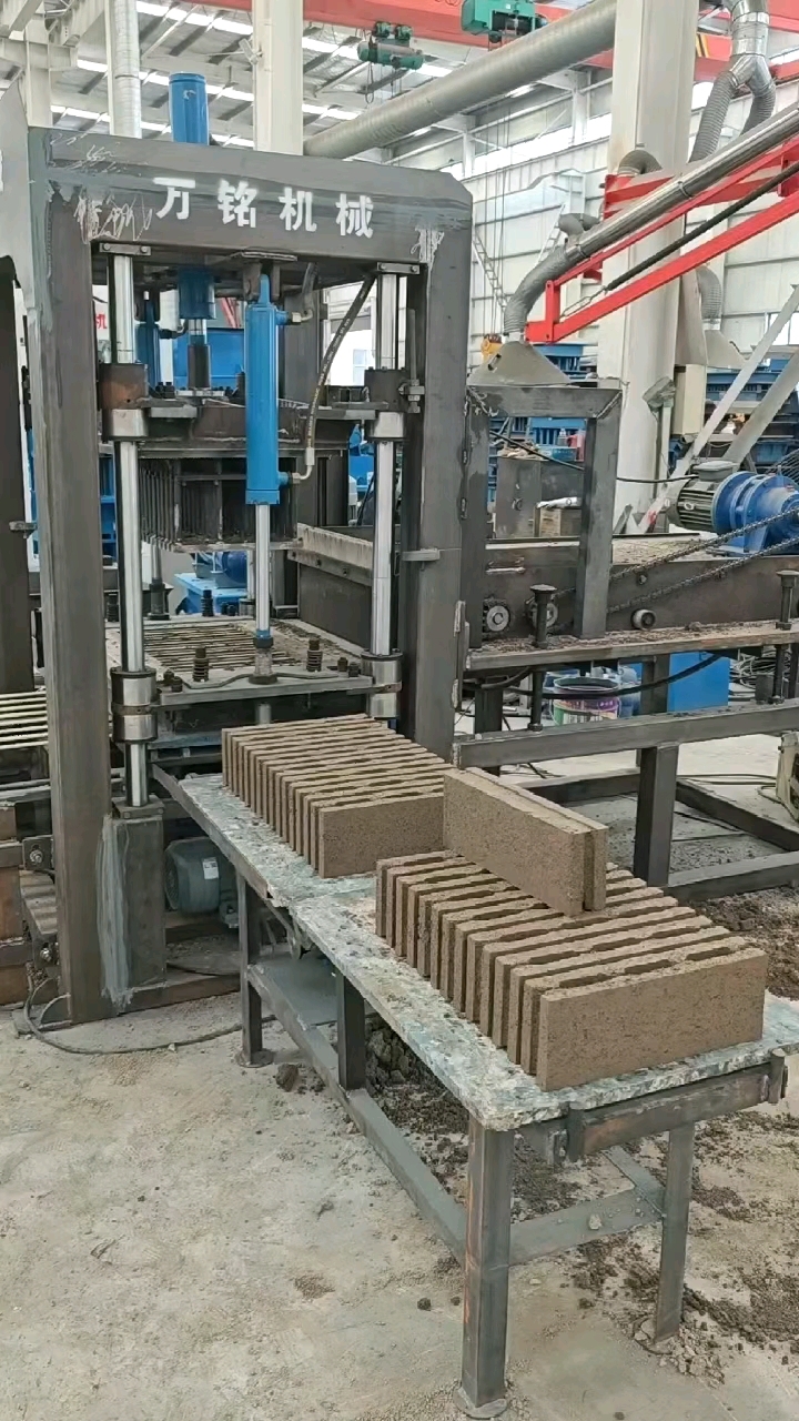 老挝四面带槽水泥空心砖机出厂前试机,支持定做各种尺寸