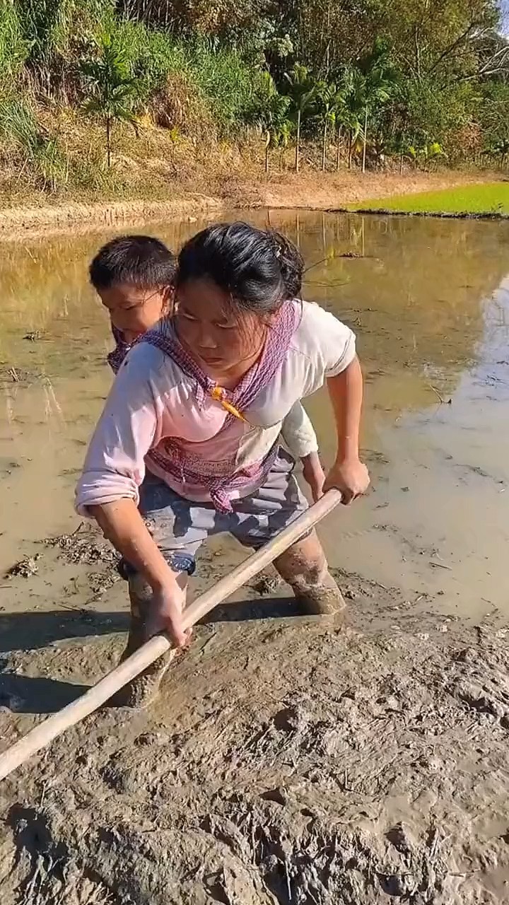 农村妇女带小孩图片