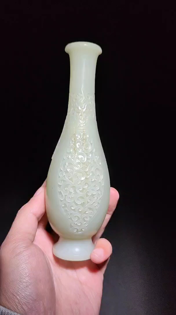 和田玉缠枝纹宝瓶