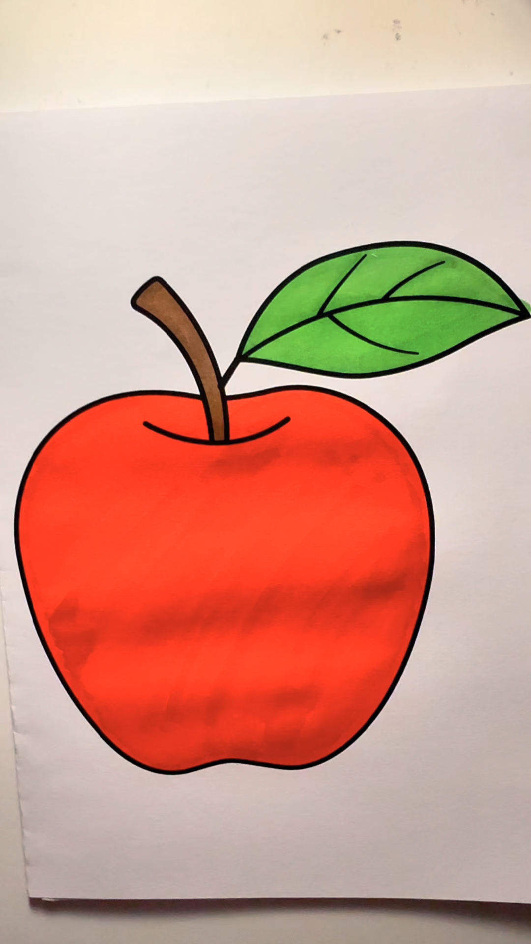 给你能吃到的最漂亮的红苹果涂色