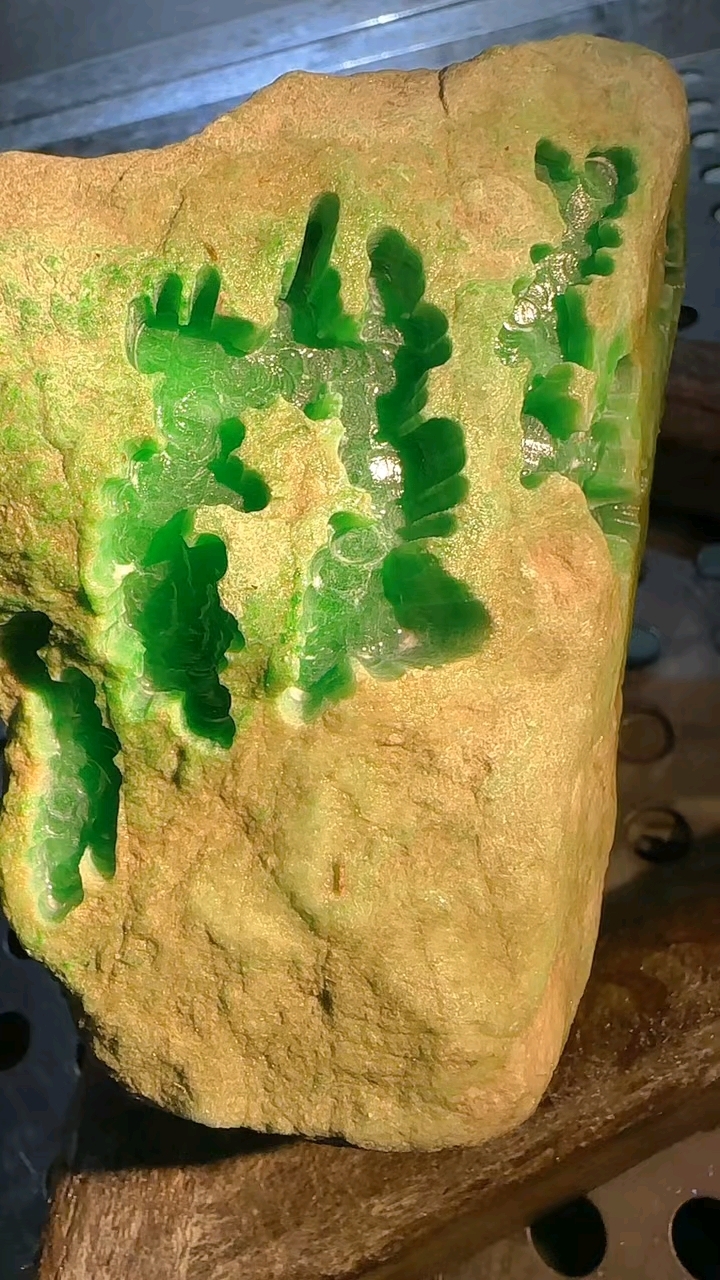 缅甸天然翡翠原石,冰阳绿