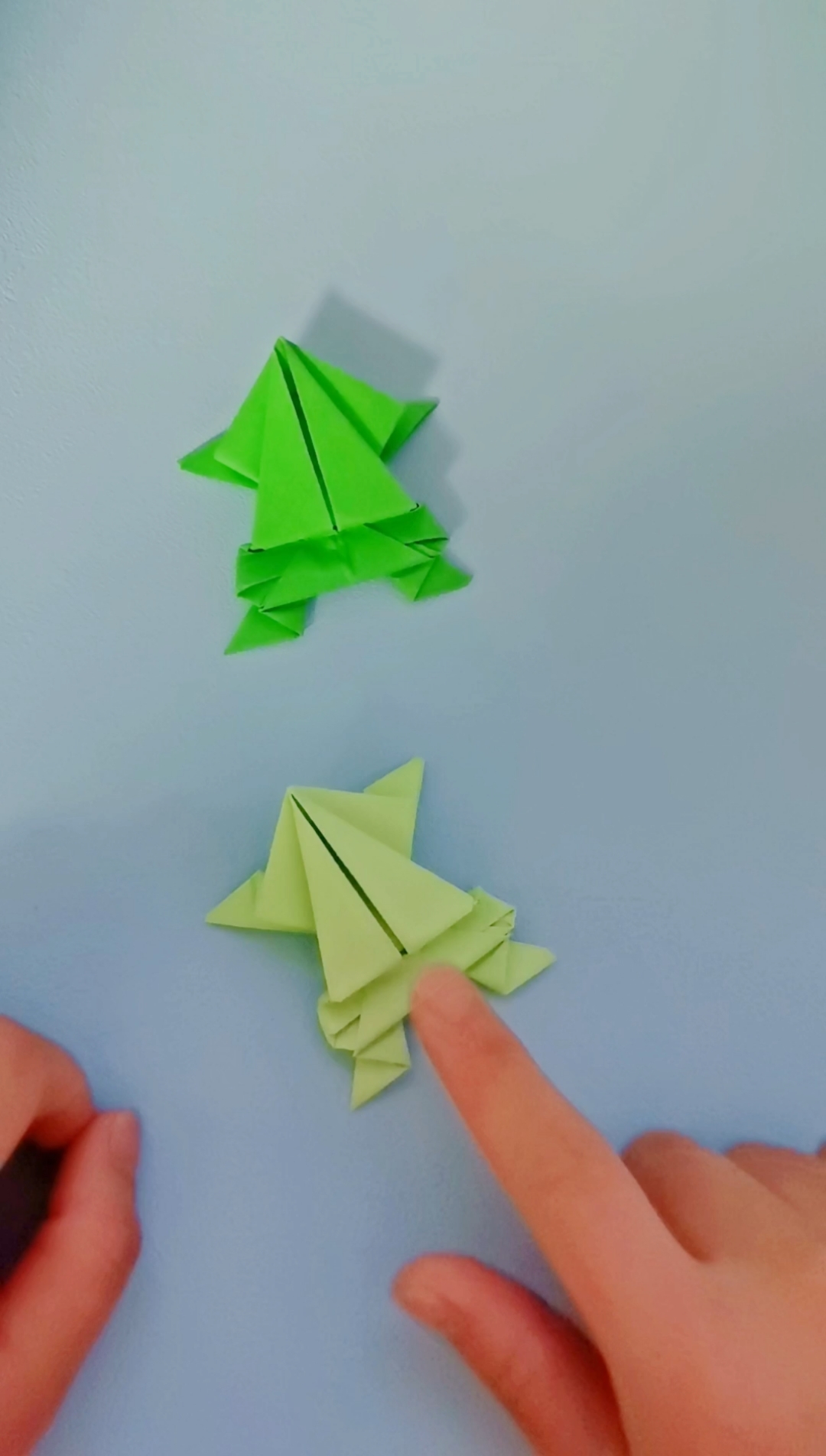 今天教大家折个简单可爱的小青蛙,快快动起来吧!