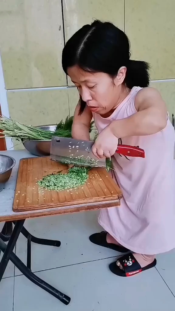 侏儒症患者,身残志坚!