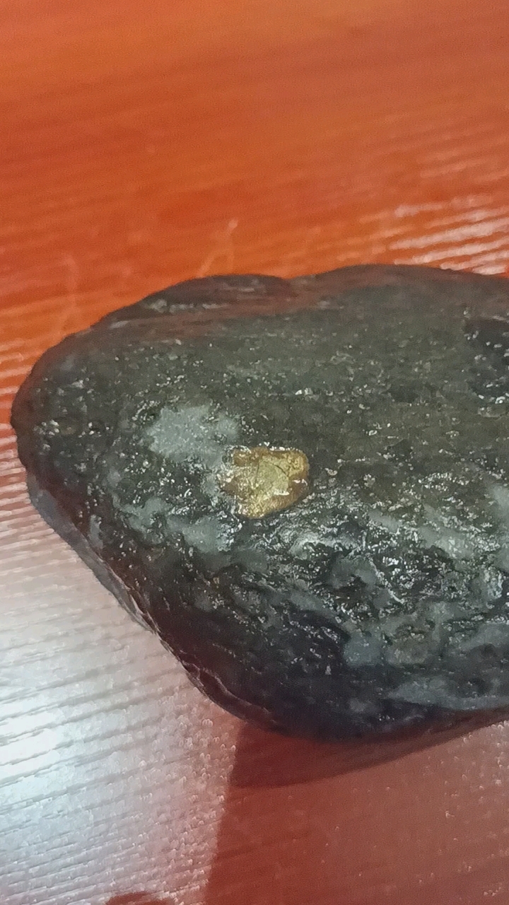 黄金陨石,稀有难得,能看见此石着必有大福!