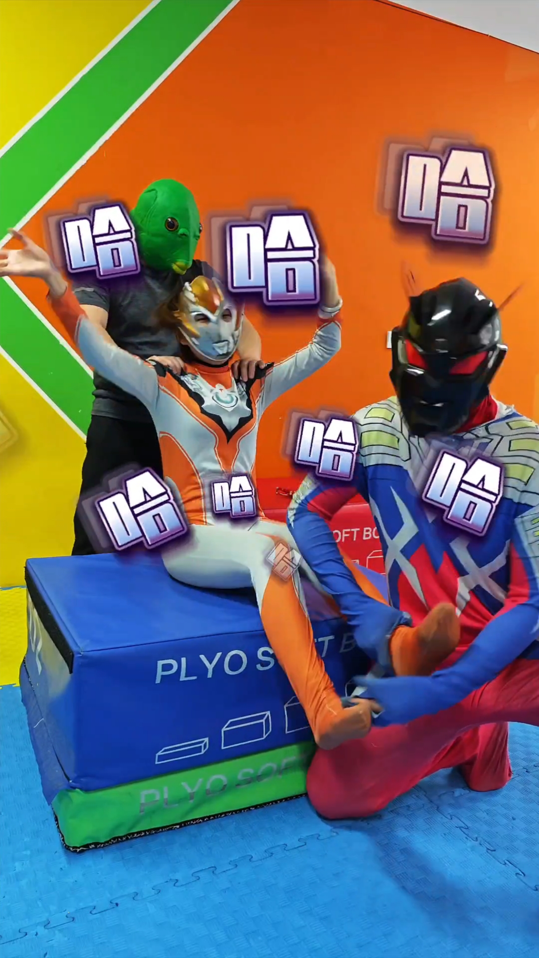 格丽乔被黑暗赛罗和绿头怪抓走挠痒痒啦