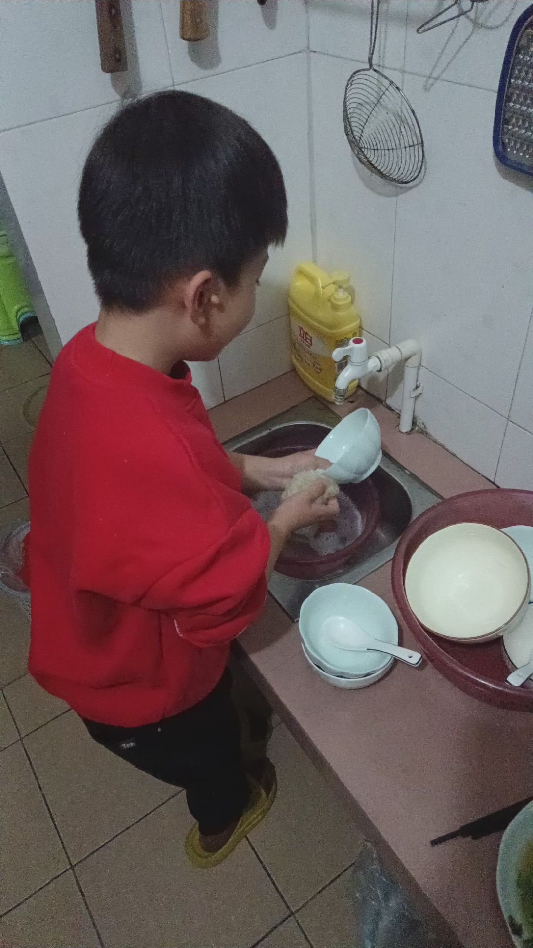 一年级小学生帮忙洗碗,哈哈哈