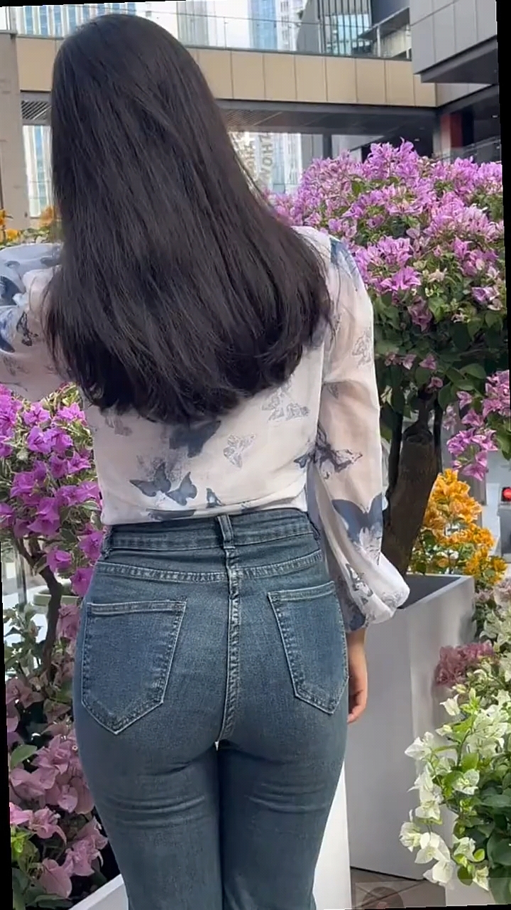紧身牛仔裤美女 微胖才是极品 背影杀