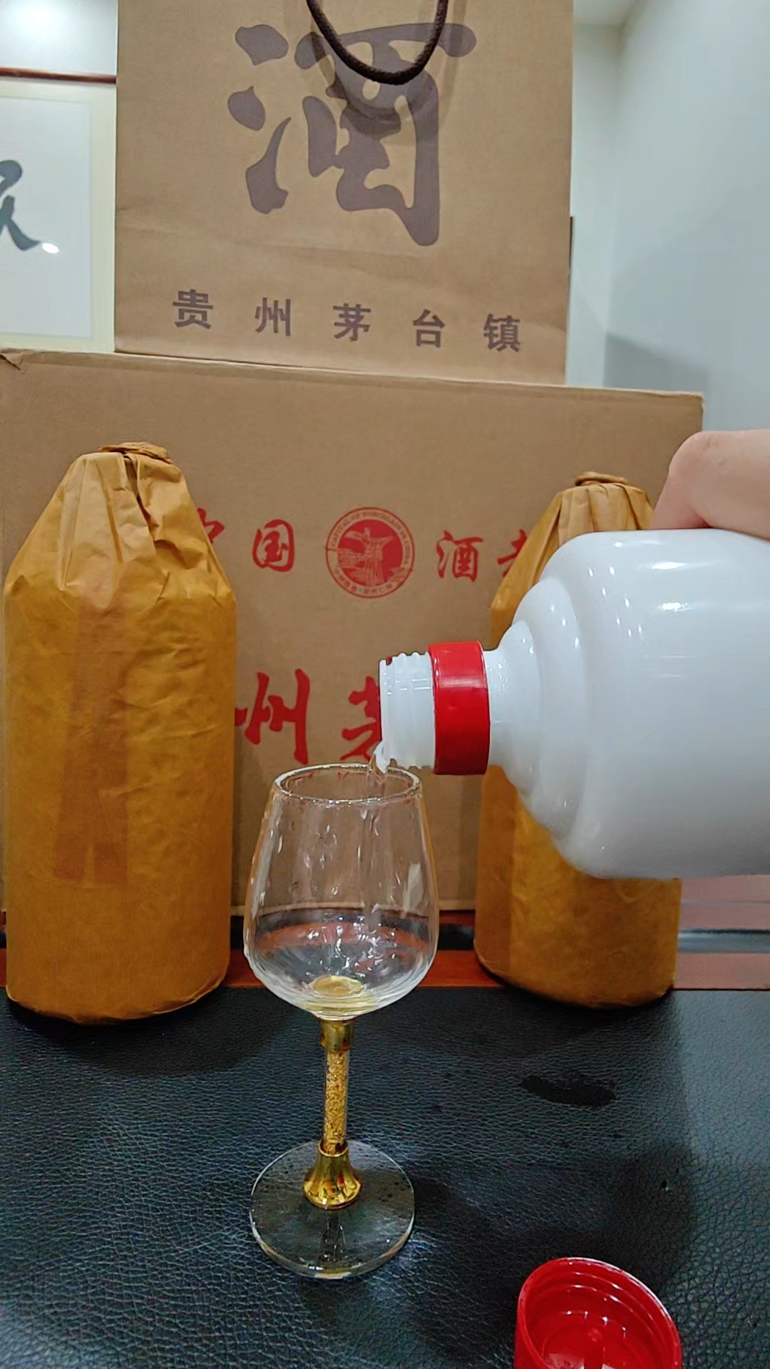 酒桌上的酒瓶子照片图片