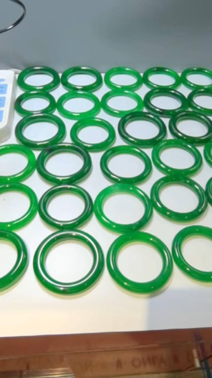 帝王绿阳绿大克重手镯共60支,大小号都有