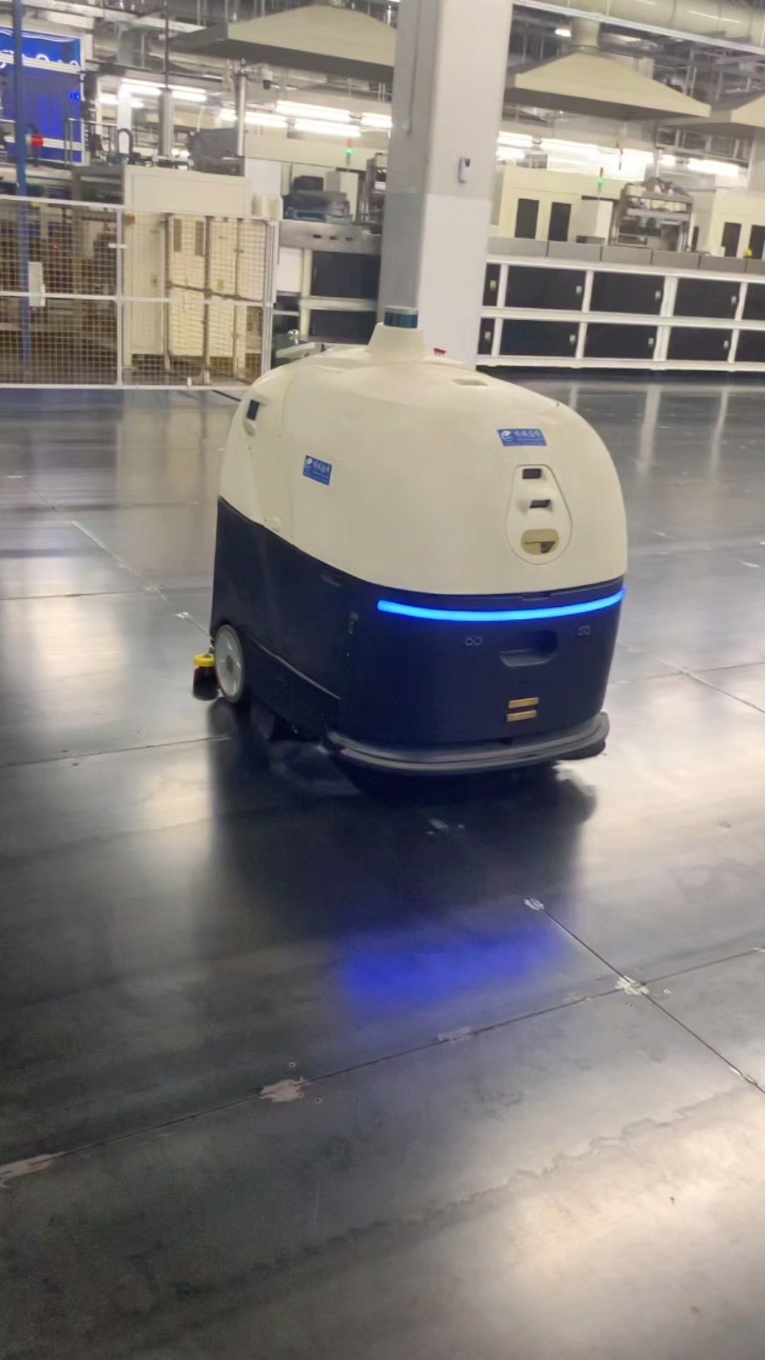 每小时可洗四千平的蜗小白无人驾驶洗地车