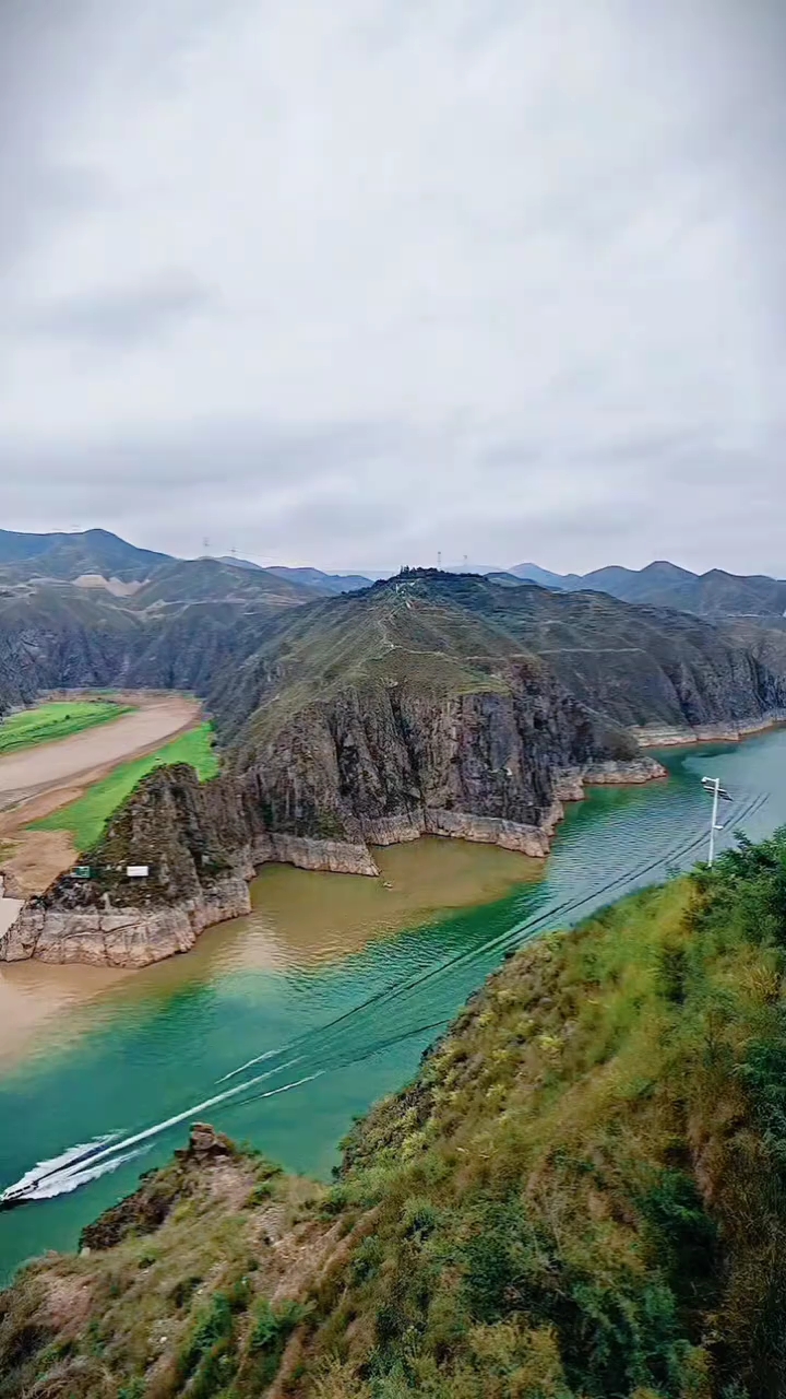 黄河,洮河两股水流在龙汇山前以"y"字形交汇,碰撞出壮丽奇观