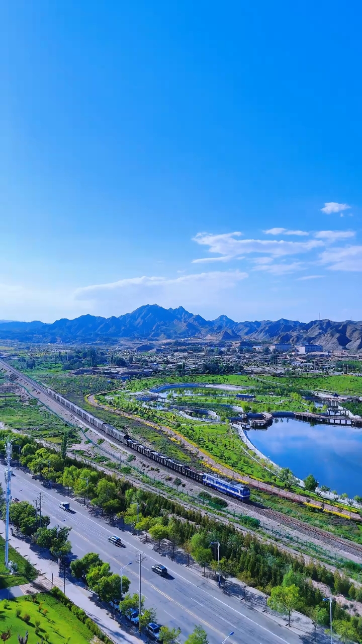 白银银凤湖公园的山都变绿了,地貌风景变化让人有了耳目一新感觉