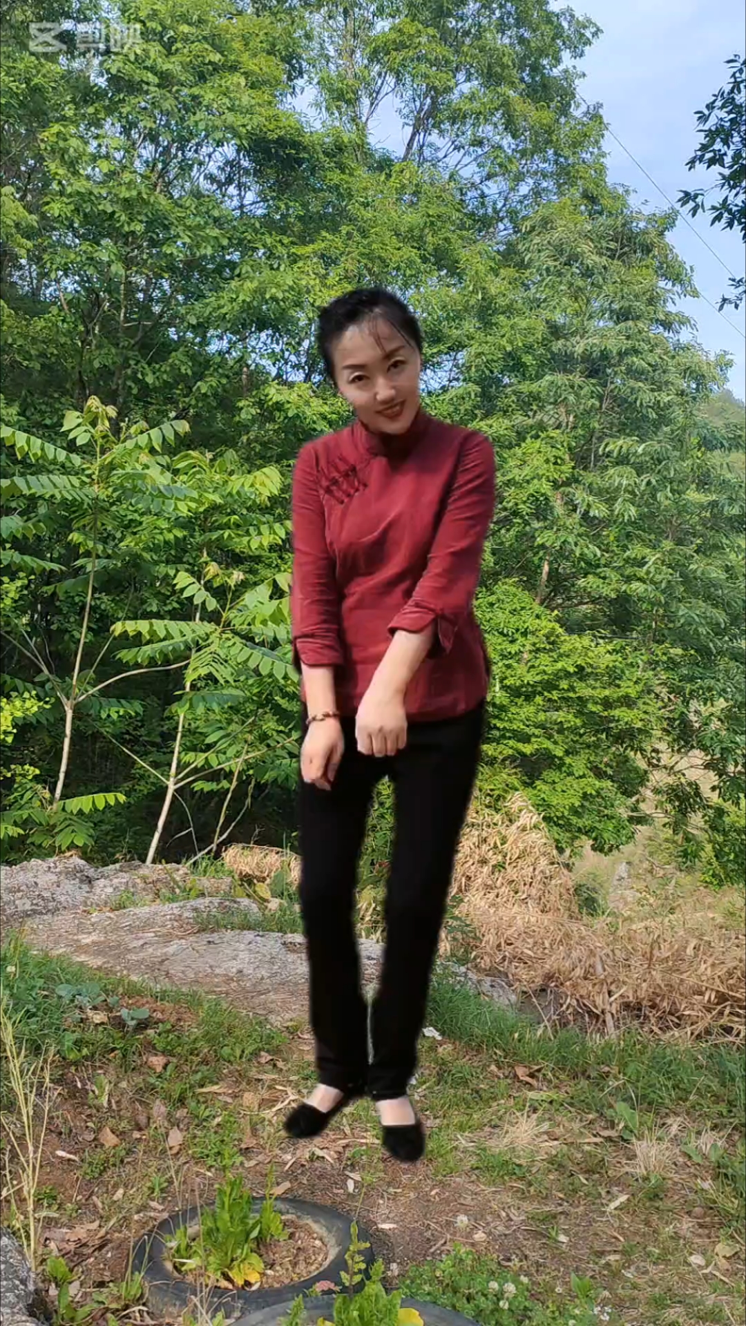 乡村美女 树林之中 欢快舞蹈