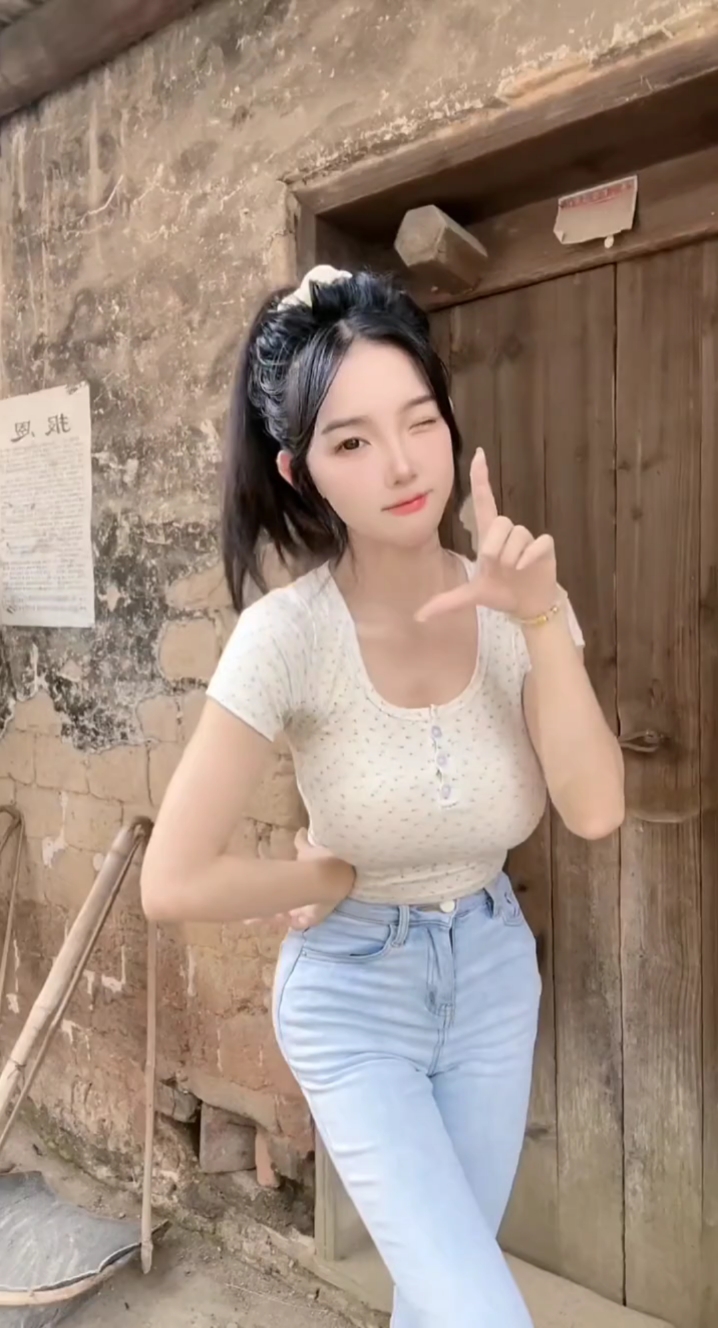 清纯甜美腼腆害羞内向社恐文静小美女