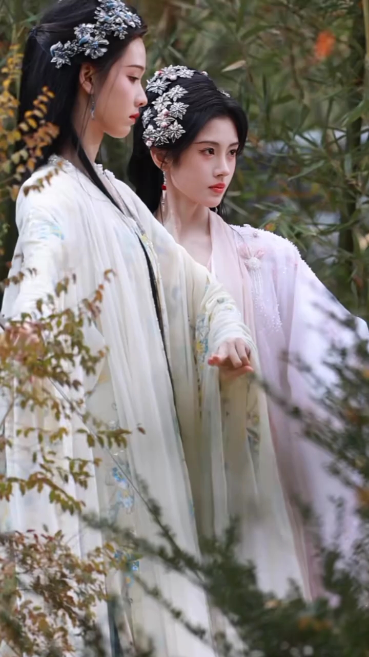 陈都灵和鞠婧祎现场拍戏