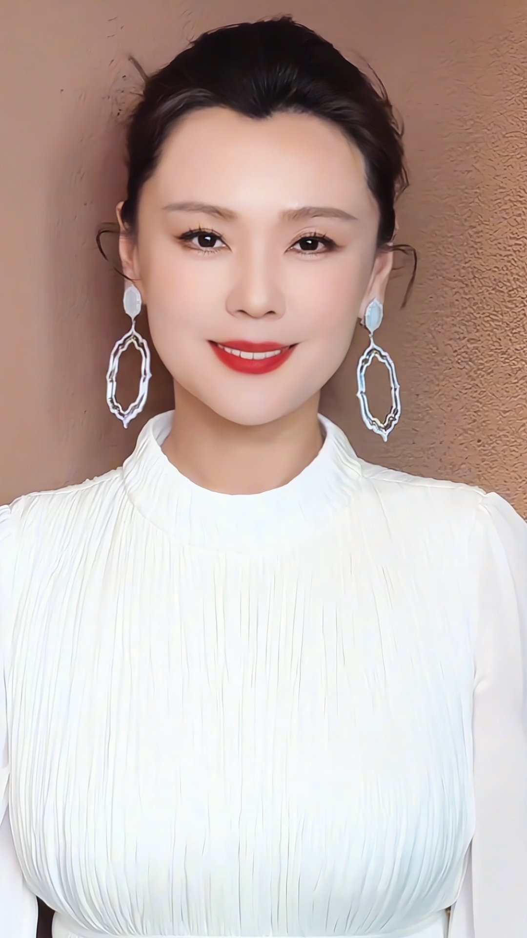 梁爱琪不愧是富婆专业户,微胖的身材一身贵气根本演不了一点穷人