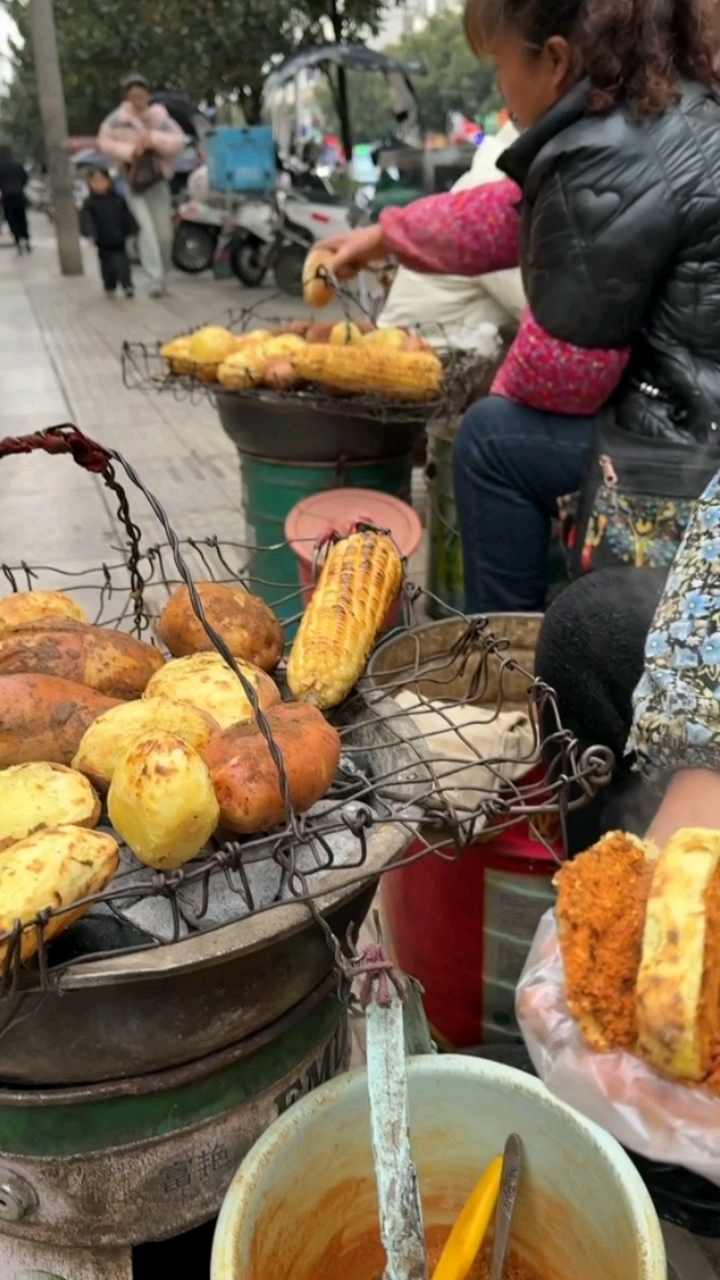 贵州烤洋芋!冷天太适合吃烤洋芋了!