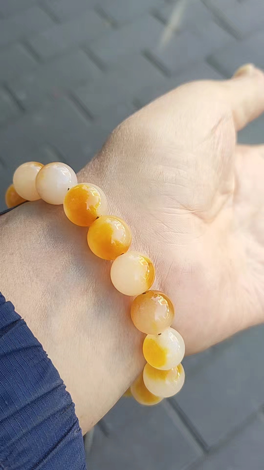 精品黄龙玉手串一个