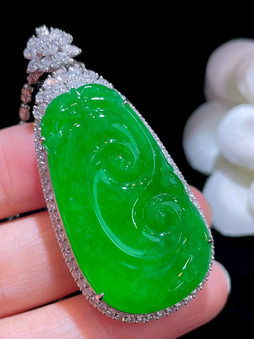 满绿翡翠如意吊坠的惊艳
