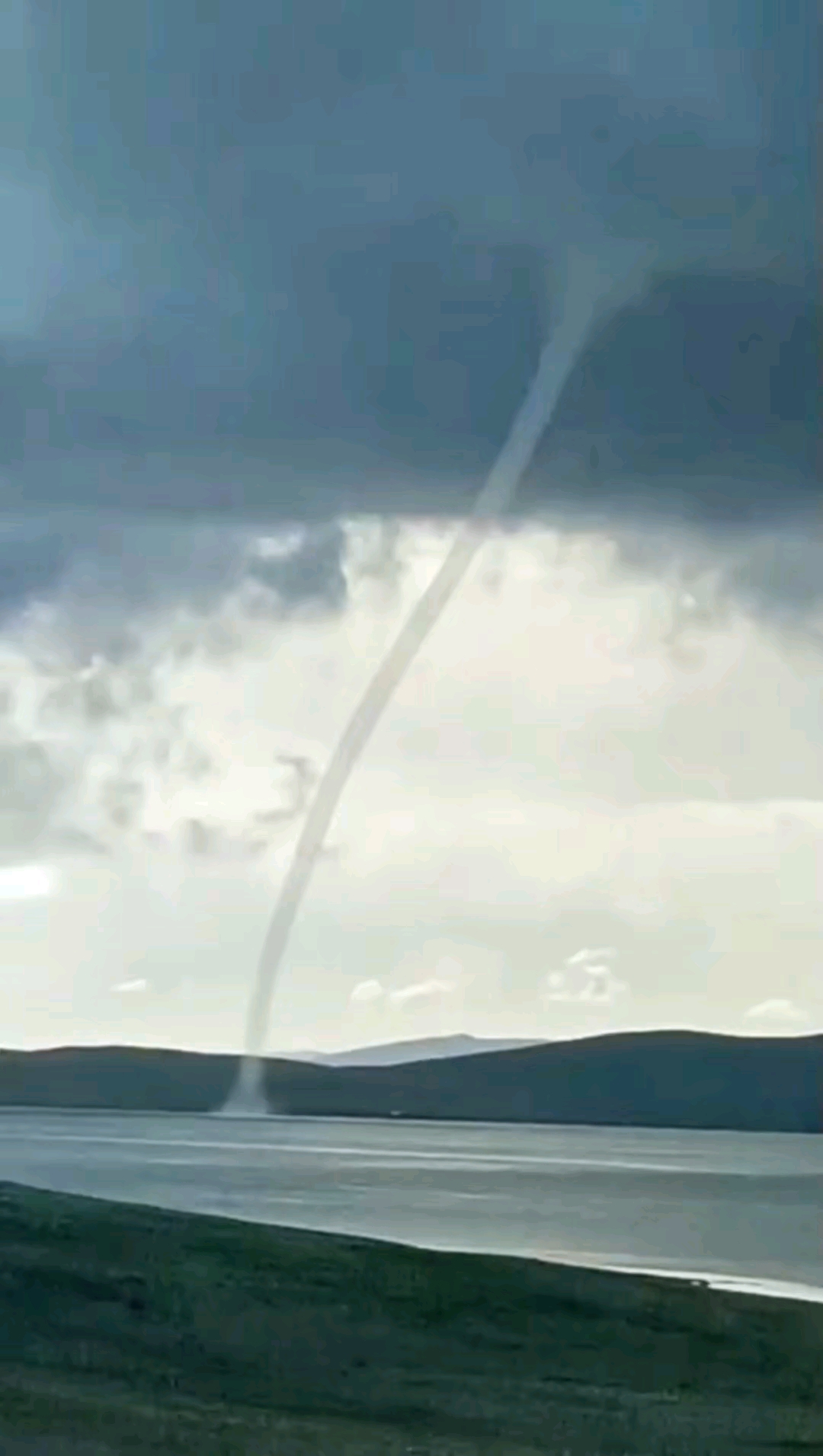 青海惊现龙吸水奇观,太震撼了
