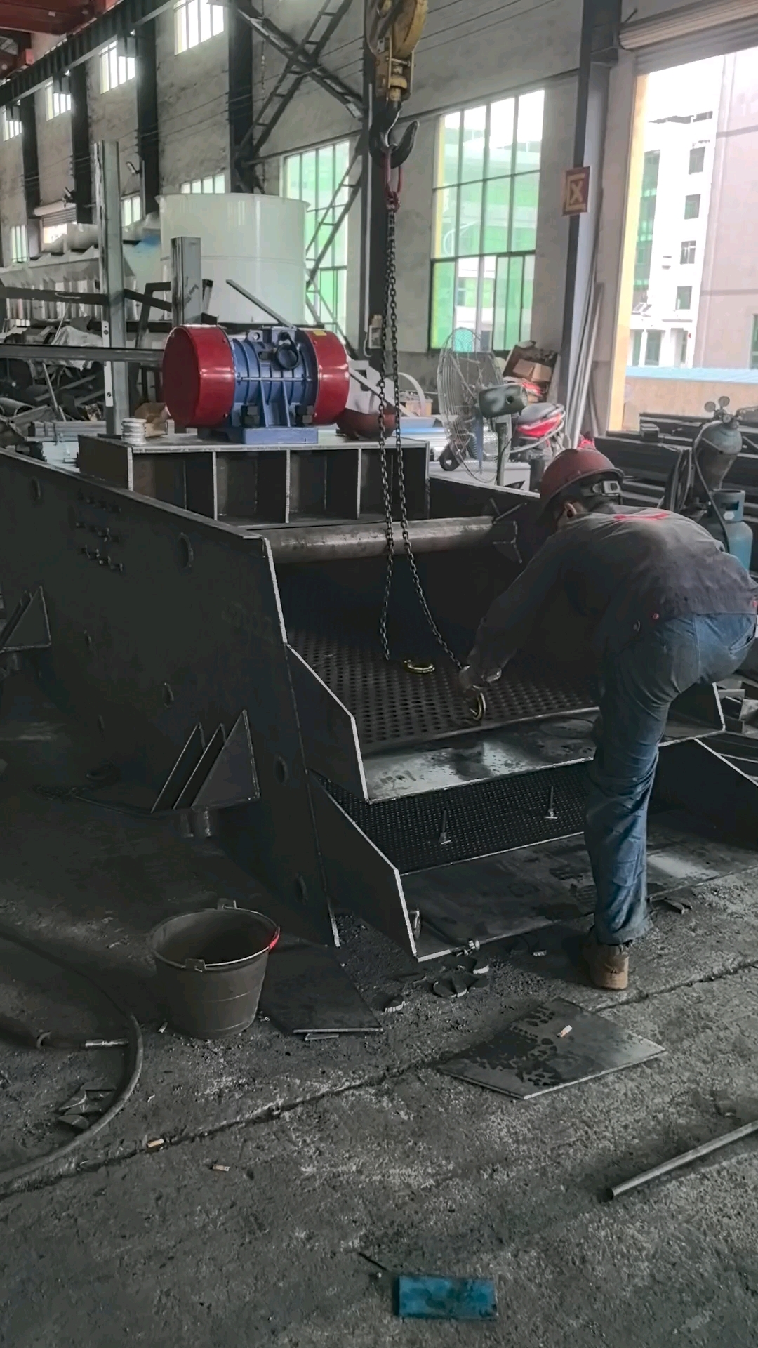 塔吉克斯坦客户定购的一台小型砂金振动筛设备