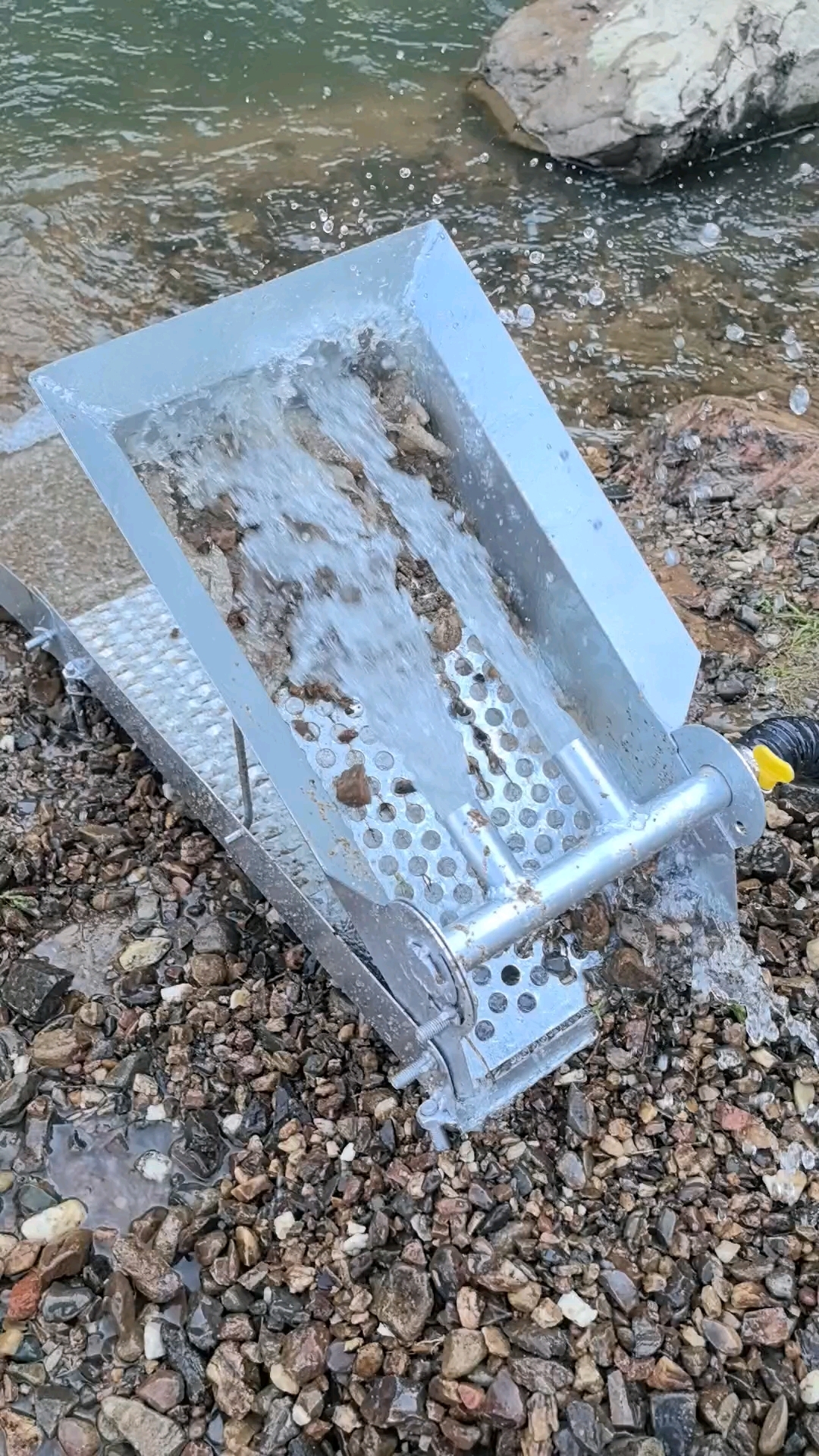 适合野外探矿淘洗砂金的电动小型淘金设备