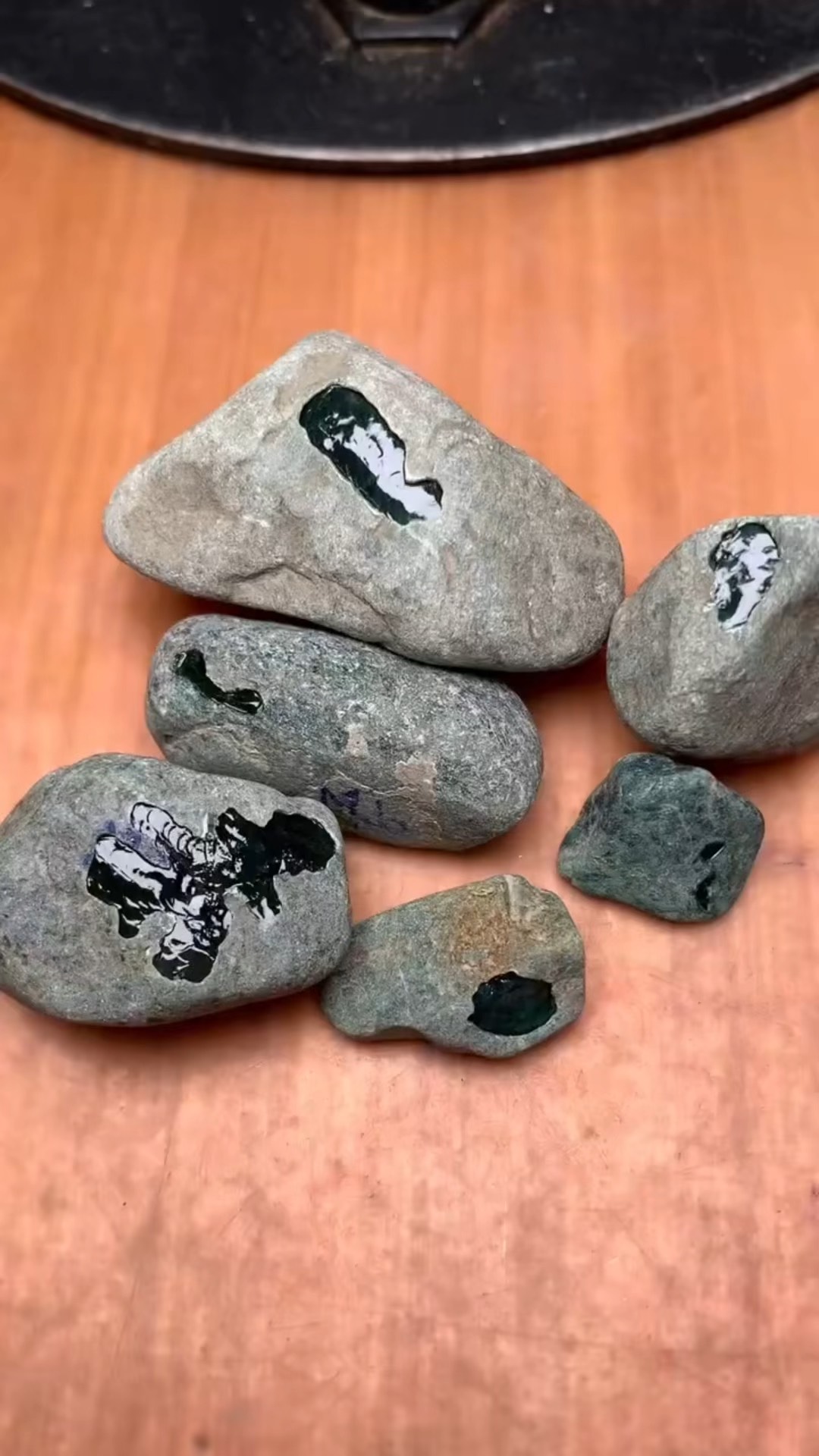 墨翠原石,看皮壳你能分辨出是哪个场地吗?喜欢墨翠敬请关注