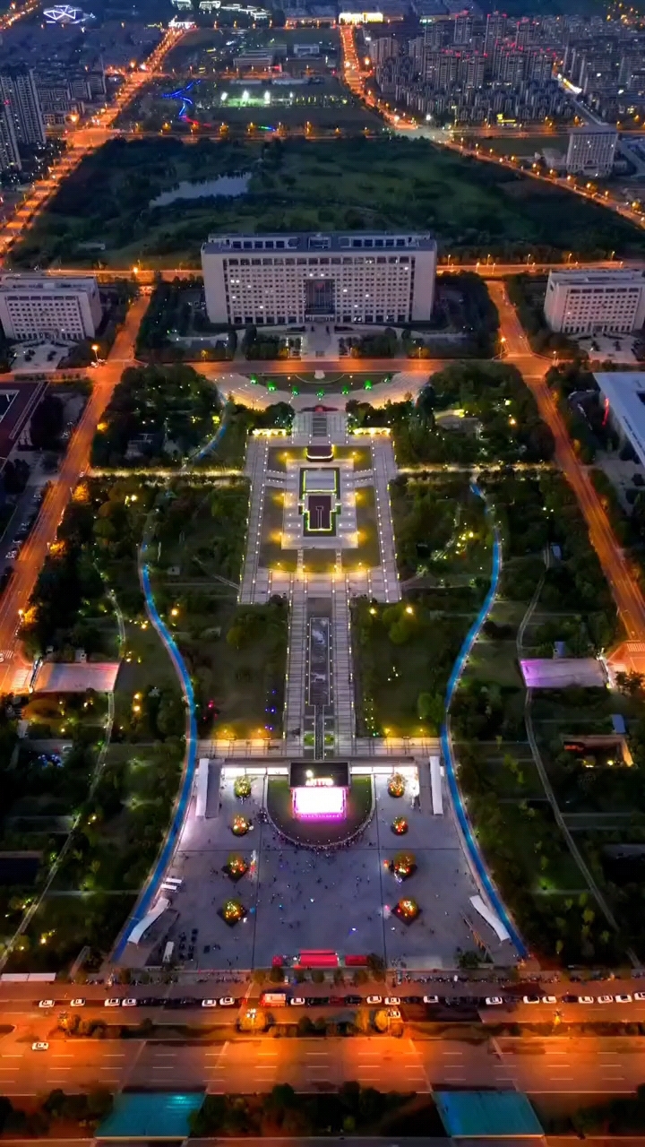 高空俯瞰夜色里的淮南市政府广场流光溢彩