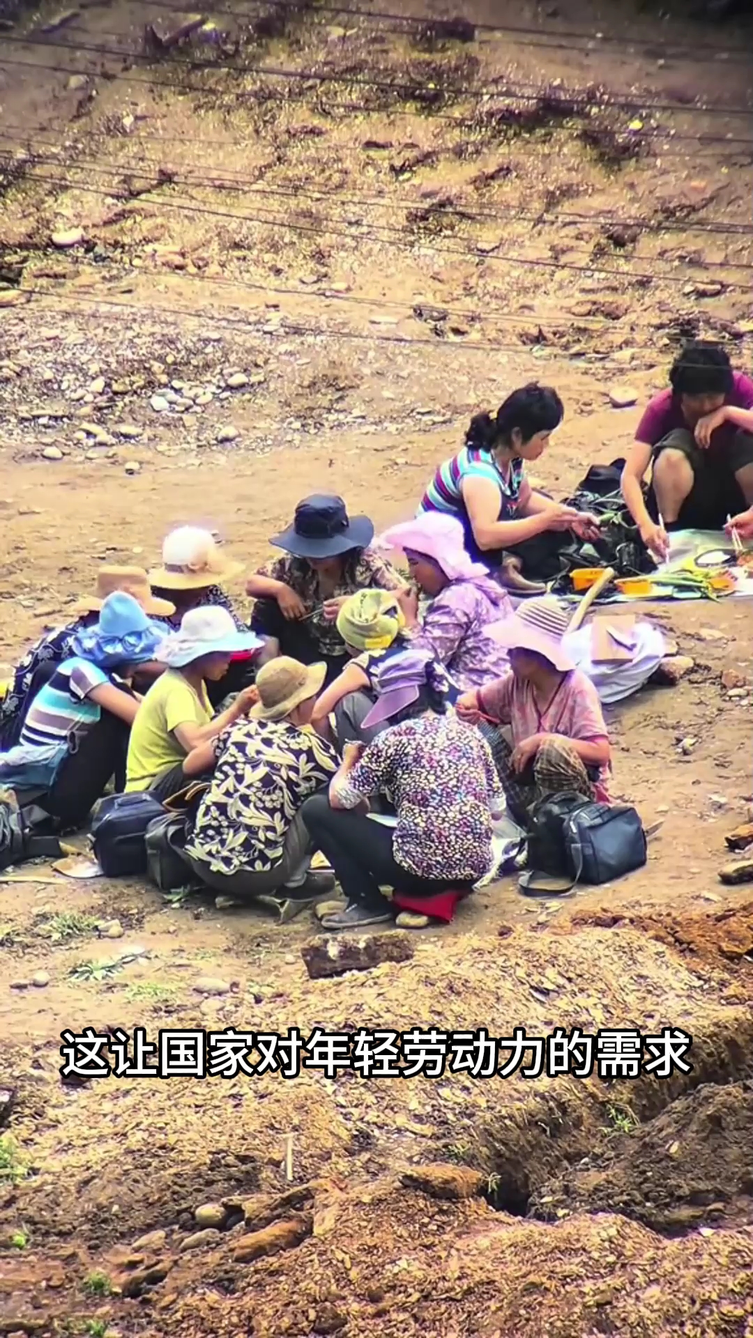 守鸭绿江的朝鲜女人虽然贫穷但也要多生孩子!
