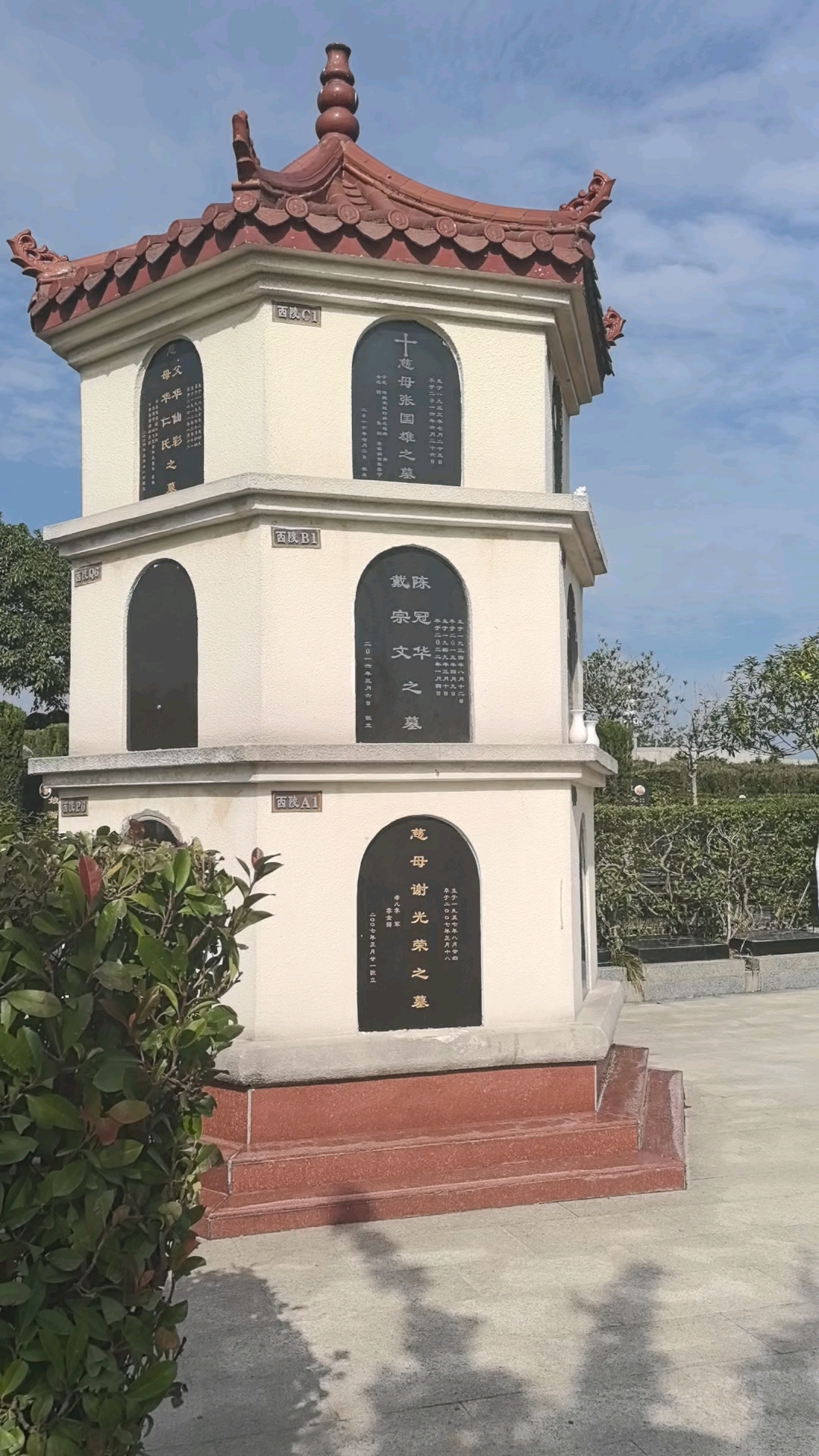 陵园,宛如一座记忆的花园.亲人们在这里长眠